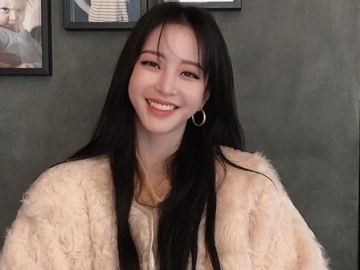 Kerap Dirumorkan Buruk, 7 Potret Han Ye Seul Tersenyum ini Berikan Aura Positif