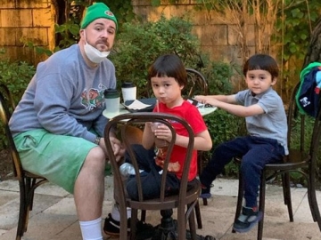 Sam Hammington dan Dua Putranya Jadi Cameo di 'Revolutionary Sisters' Bikin Gemas