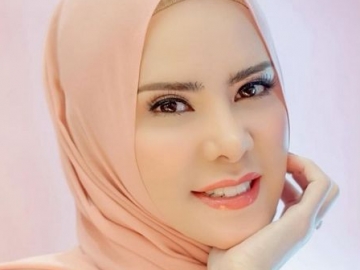 Angel Lelga Simpan Bukti SMS Ancaman dari Vicky Prasetyo