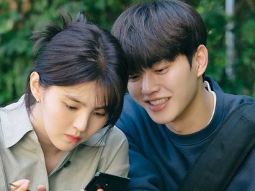 Cara Song Kang Benahi Rambut Han So Hee Bikin Baper di Balik Layar 'Nevertheless'