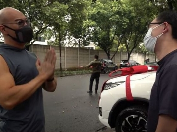 Selamat dari Masa Kritis, Deddy Corbuzier Hadiahi Dokter Gunawan Uang & Mobil