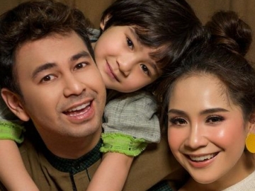 Nagita Slavina Santai Baca Chat Cewek di Ponsel Raffi Ahmad