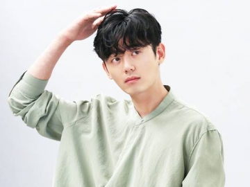 Kelewat Romantis, Aktor Lee Ji Hoon Akui Sering Cium Pipi Adik Perempuan Munculkan Perdebatan