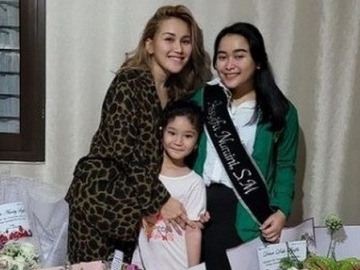 Adik Jadi Sarjana, Ayu Ting Ting Belikan Mobil Mewah