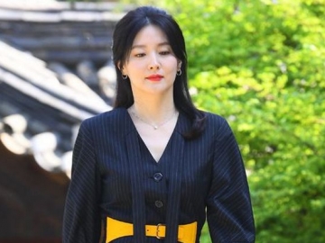 Bikin Penasaran, JTBC Rilis Penampilan Lee Young Ae Jadi Polisi dan Gelandangan di 'Inspector Koo'