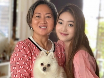 Anak Berbakti, Natasha Wilona Beri Hadiah Cincin Sultan di Momen Ultah Ibunda