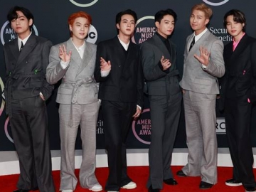 BTS Menangkan 'Artist of the Year' di Acara AMA 2021, Hingga Borong Tiga Piala Sekaligus