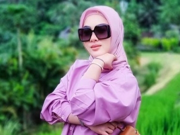 Lama Tak Muncul, 'Fashion' Syahrini Kini Makin 'Amburadul'?