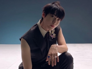 Dipuji Hadir Perdana sebagai Aktor, Doyoung NCT Malu-malu Pose di Red Carpet Asia Artist Awards 2021