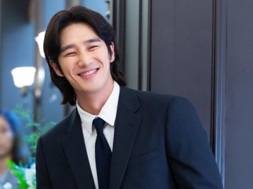 Bikin Gagal Move On, Ahn Bo Hyun Pamer Bareng Bantal 'Yumi's Cells' usai Gandeng Jo Bo Ah di MAMA