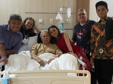 Ayah Meninggal Dunia, Nirina Zubir Bersandar di Keranda Almarhum: Mengantar Buya