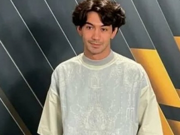 Reza Rahadian Suka Duduk di Pinggir Bangku Sekolah