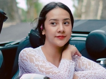 Anya Geraldine 'Si Pelakor' Foto Kenakan Busana Terbuka Duduk di Samping Pria Ini Bikin 'Panas'