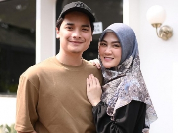 Zikri Daulay Kepergok Cium Model Seksi, Henny Rahman 'Santai' Bagikan Foto Suami