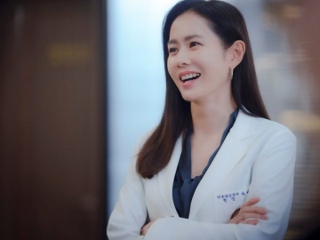 Masih Tetap Memukau, Son Ye Jin Tampil Menawan Jadi Dokter Kulit di Still Cut '39'