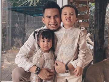 Salat Bareng Niko Al Hakim, Tingkah 'Rusuh' Xabiru dan Chava Justru Bikin Gemas!