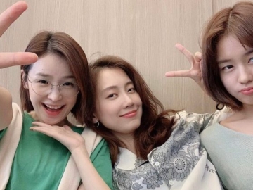 Jeon Mi Do Pamer Reuni Kecil Bareng Lawan Main di 'Hospital Playlist' Ahn Eun Jin dan Shin Hyun Been