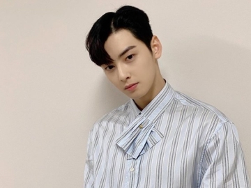 Cha Eun Woo ASTRO 'Tindik' Bibir dan Pakai Rok untuk Burberry, Nyentrik!