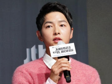 Song Joong Ki Tampilkan Sisi Family Man Saat Jalan Bareng Istri dan Anak