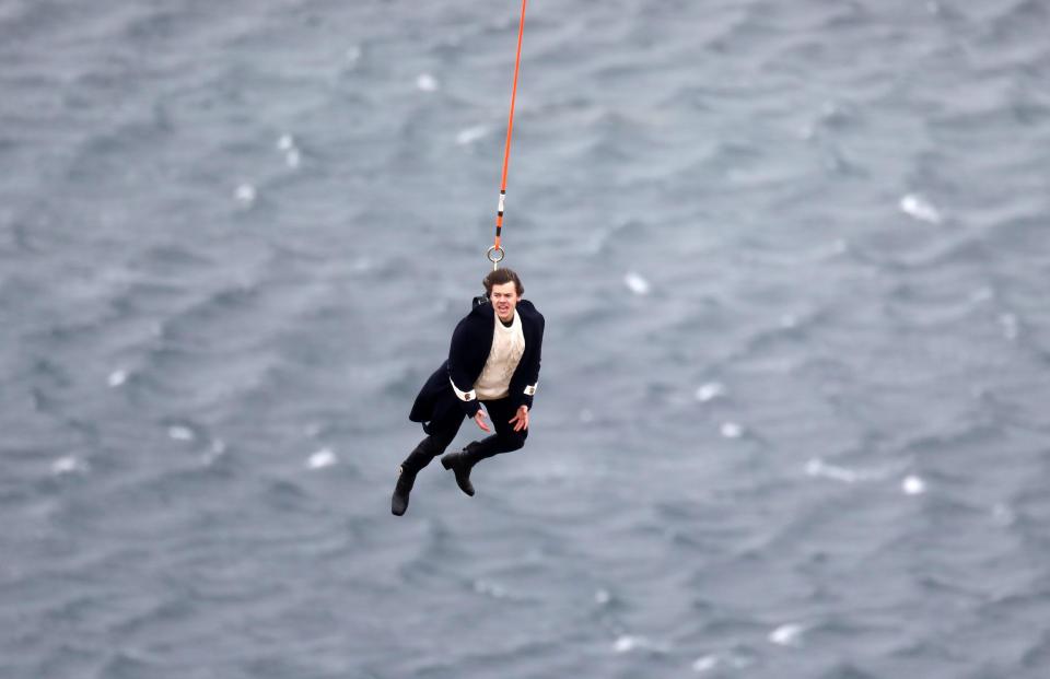 Foto Harry Styles Digantung Di Bawah Helikopter