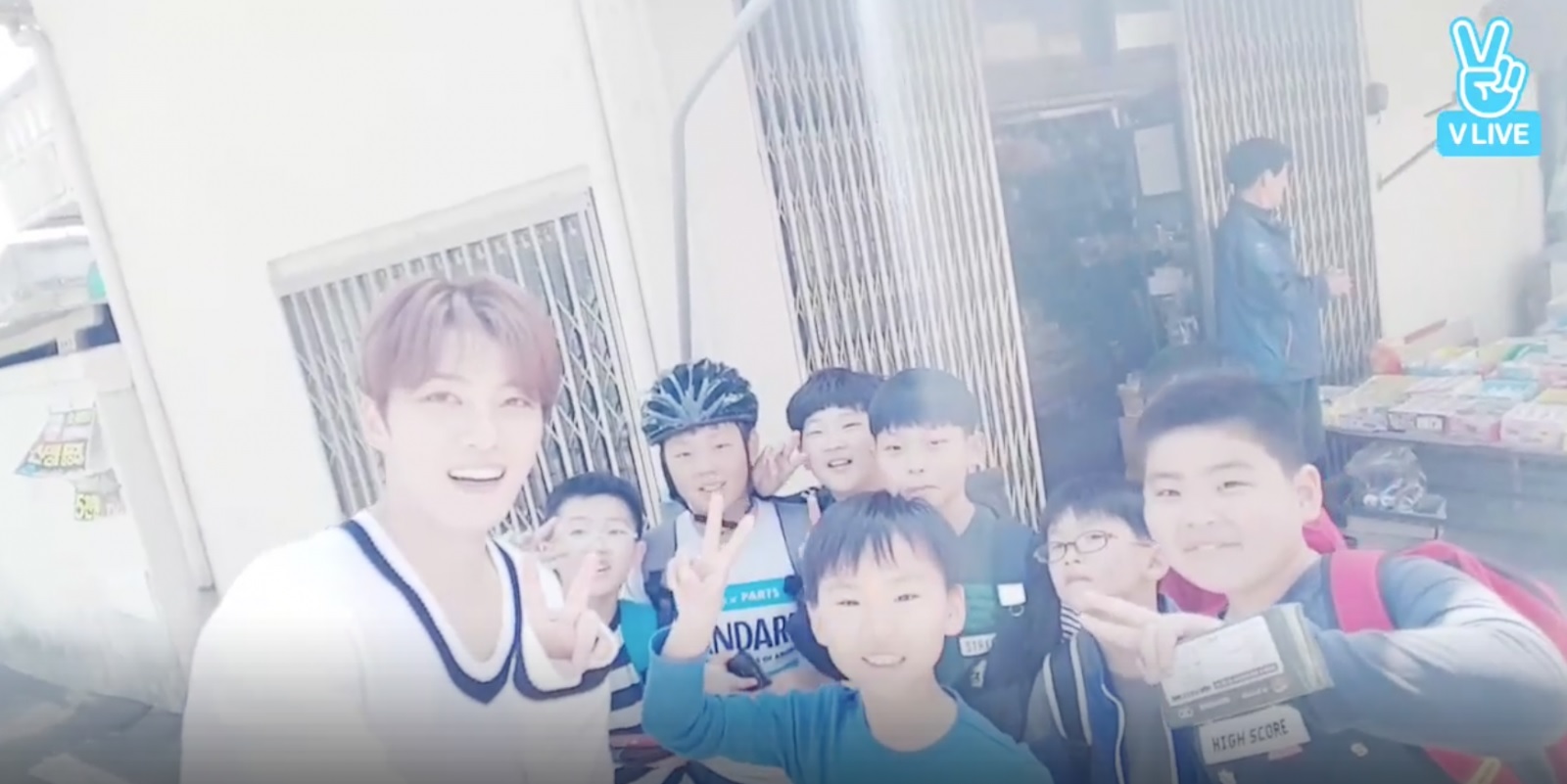 Foto Jaejoong JYJ dengan Junior Almamater