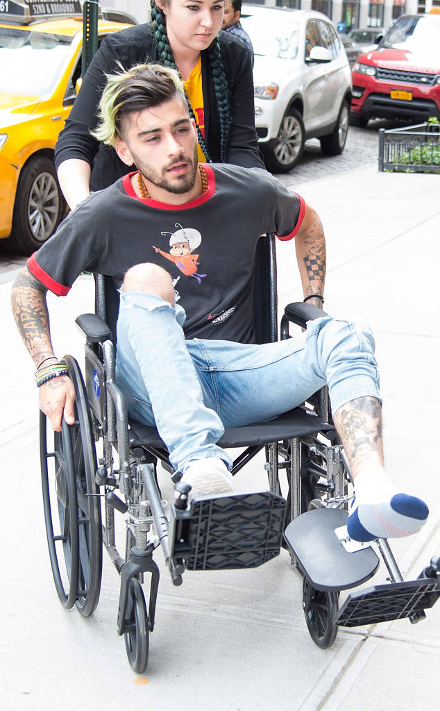 Foto Zayn Malik di Atas Kursi Roda