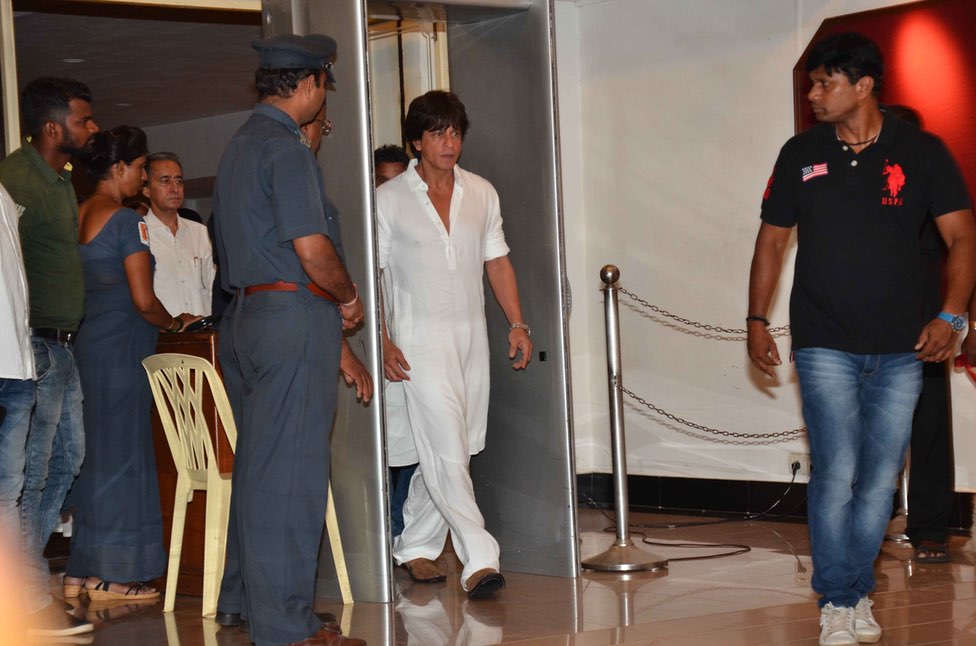 Foto Shahrukh Khan Dalam Acara Doa Untuk Mendiang Vinod Khanna