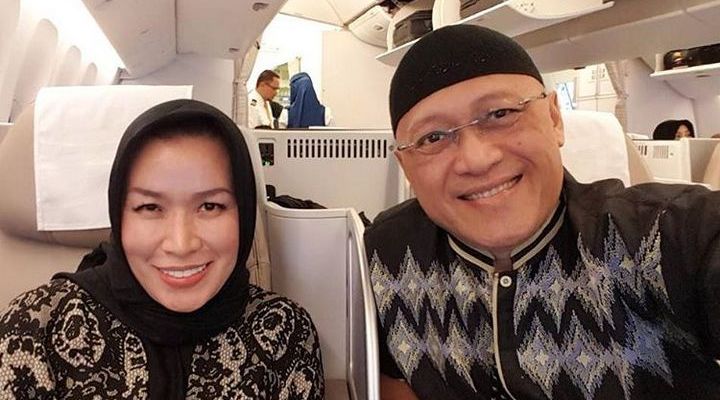 Foto: Sempat Ditimpa Prahara, Mario Teguh dan Istri 'Mesra' Umroh di Tanah Suci
