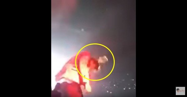 Foto Jin BTS Dilempari Fans Saat Konser-1