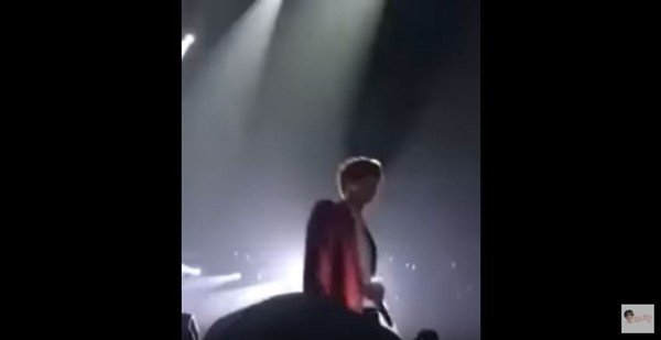 Foto Jin BTS Dilempari Fans Saat Konser-2