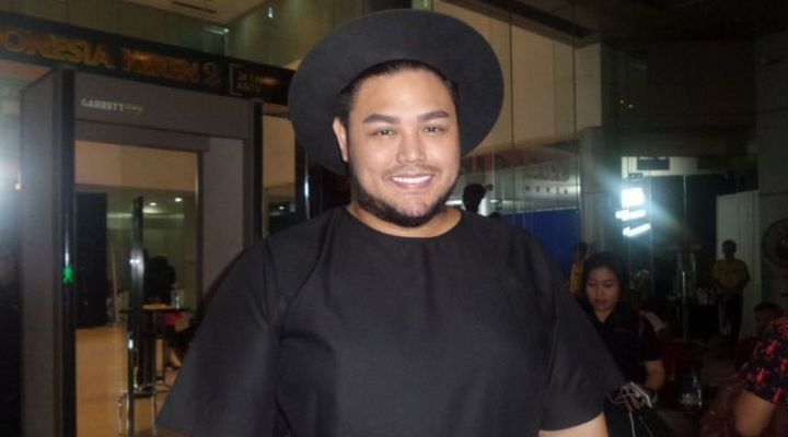 Foto: Tiru Penampilan Deddy Corbuzier, Ivan Gunawan Botaki Rambut