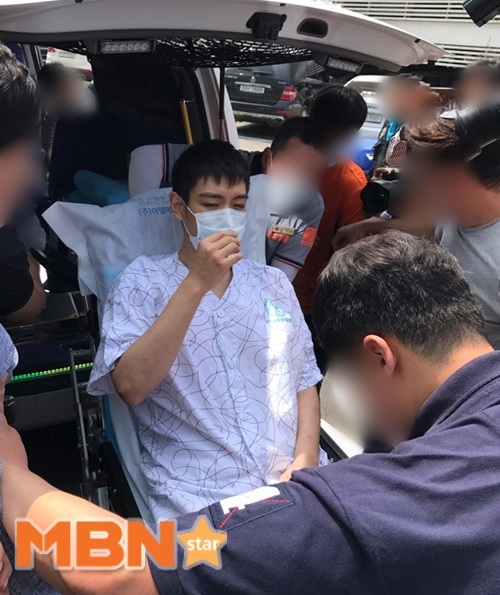 Foto T.O.P Big Bang Keluar dari Rumah Sakit-2