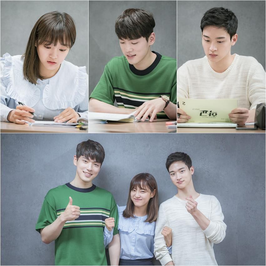 Penampilan Kim Sejeong cs Saat Pembacaan Naskah Perdana 'School 2017'