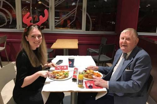 Seorang Gadis Menghibur Pria Tua Kesepian