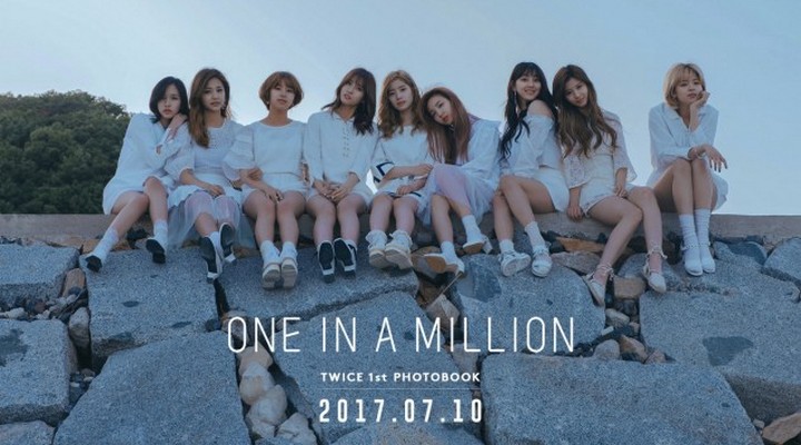 Foto: Berjudul 'One In A Million', Twice Rilis Photobook Perdana