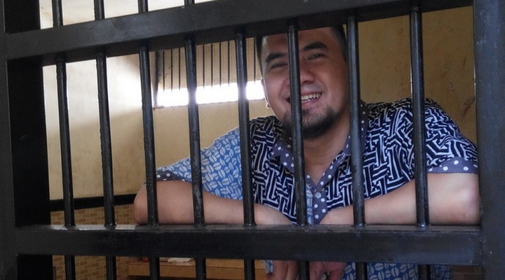 Foto: Beralas Tikar Hingga Bantal Botol, Ini yang Bikin Saiful Jamil Nyaman di Penjara