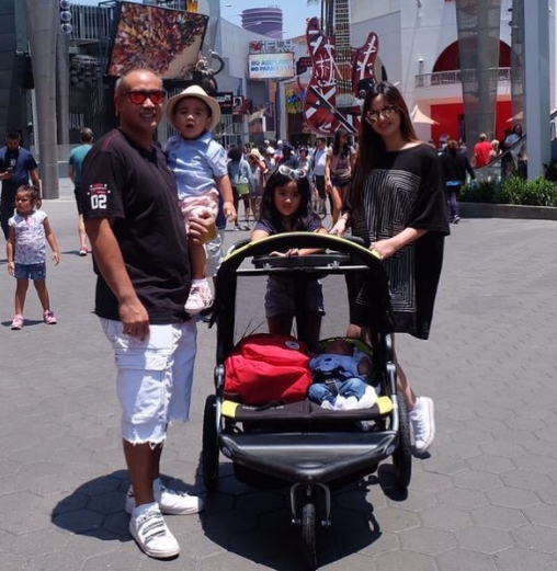 Kompak Berbusana Hitam