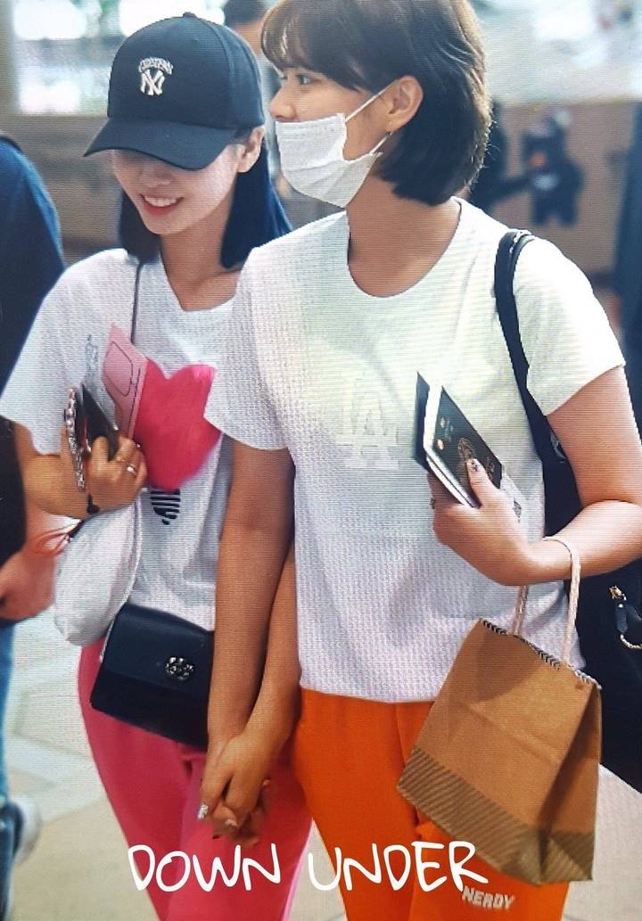 Foto Momo dan Jeongyeon Twice