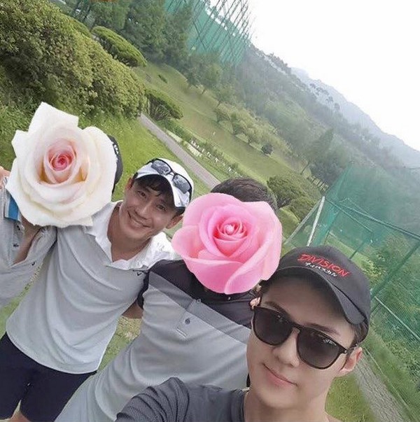 Sehun dan Shin Ha Kyun Bermain Pool bersama