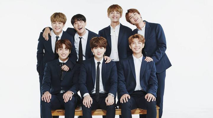 Foto: Penampilan Baru di Bandara Buat Fans Terkejut, BTS Diam-Diam Pakai Wig?