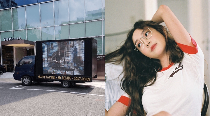 Foto: Rayakan Debut Anniversary Ke-10, Fans Jessica Putar MV 'Summer Storm' di Depan Kantor SM