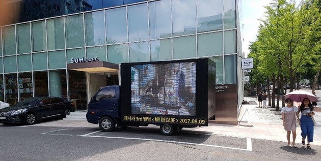 Truk Sewaan Fans yang Mengelilingi Kantor SM