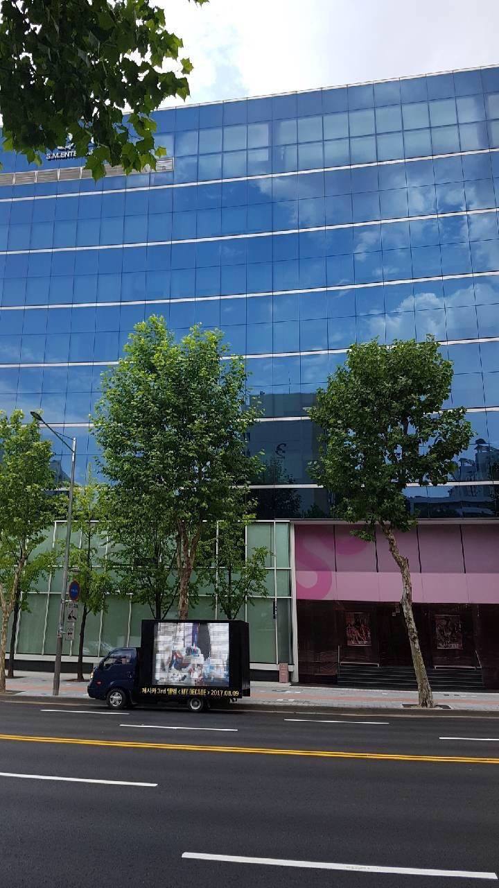 Truk Sewaan Fans yang Mengelilingi Kantor SM