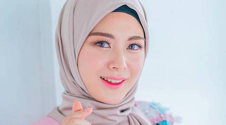 Foto: Inspirasi Gaya Ayana Jihye Moon, Hijaber Korea yang Cantik & Stylish