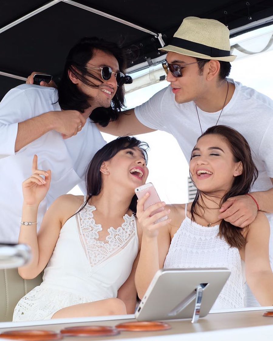 Akrab Satu Sama Lain