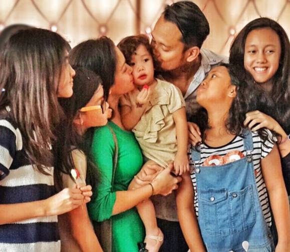  Potret Keluarga Mieke dan Tora