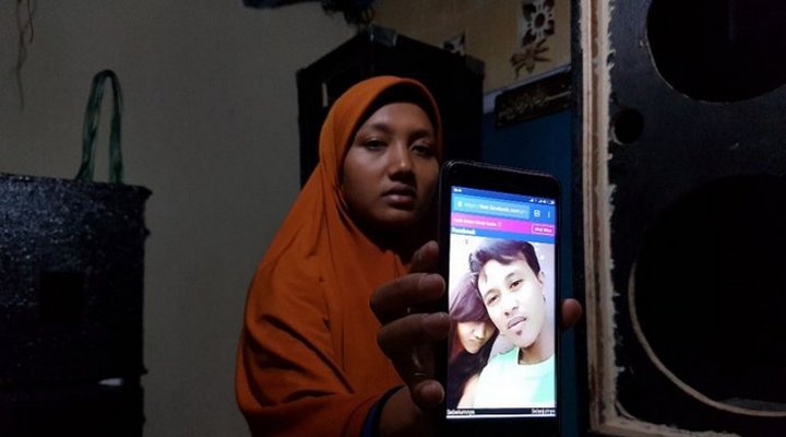 Foto: Polisi Tetapkan Dua Tersangka, Warga Lakukan Aksi Simpatik untuk Pria yang Dibakar Hidup-Hidup