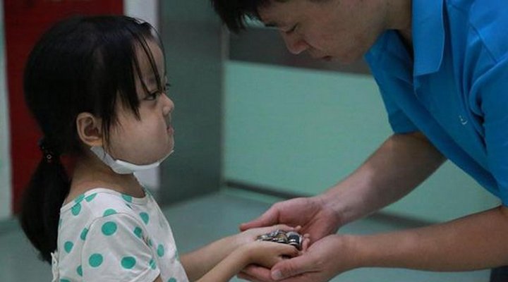 Foto: Menolak Diobati, Gadis Kecil Ini Malah Berikan Uang ke Ayahnya Untuk Selamatkan Sang Adik