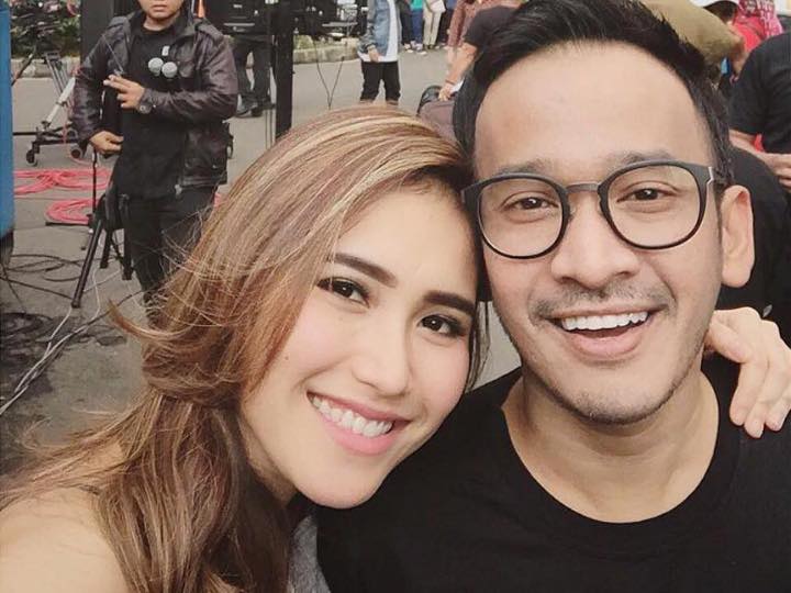 Foto: Bagian Sensitif Hampir Jadi Sasaran Tangan Ayu Ting Ting, Ruben Onsu Refleks Menghindar