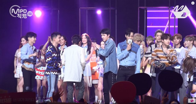 Baekhyun Menyapa Tae Yeon di MCountdown Mnet